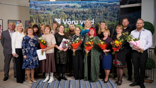 Tänusündmusel tänukirja saanud 28. laulu- ja 21. tantsupeol „Iseoma” osalenud kollektiivide juhendajad, tuleteekonna korraldajad Võru vallas, Võru vallavolikogu esimees Georg Ruuda, abivallavanem Piret Otsatalu ning Võru valla kultuuri- ja noorsootöökeskuse direktor Maarika Rosenberg. Fotod: JASSU HERTSMANN